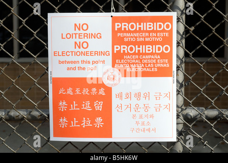 Melden Sie außen Wahllokal in NYC in Englisch Spanisch Chinesisch und Koreanisch Richard B Levine Stockfoto