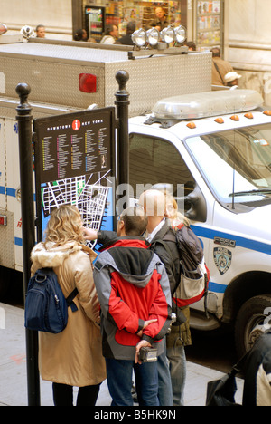 Touristen erkunden auf einer Karte an der Wall Street in Lower Manhattan auf Freitag, 31. Oktober 2008 Richard B Levine Stockfoto