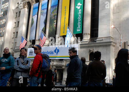 Touristen an der Wall Street in Lower Manhattan auf Freitag, 31. Oktober 2008 Richard B Levine Stockfoto