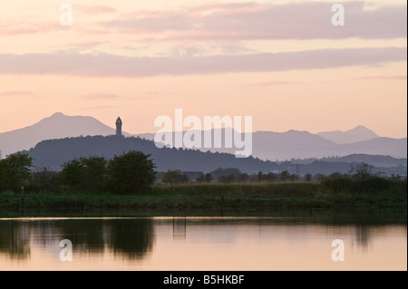 Das National Wallace Monument betrachtet über den Fluss Forth, Stirling, Schottland, Großbritannien. Stockfoto