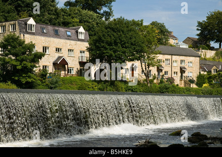 dh Flusses Wharfe BOSTON WEST YORKSHIRE Kurhaus mit Blick auf Fluß Wharfe Wehr England uk Stockfoto