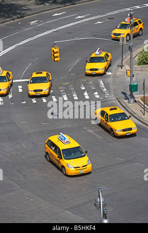 TAXIS, BESCHÄFTIGT, PKW, LKW, KFZ, NEW YORK CITY, NEW YORK CITY, MANHATTAN, IM FREIEN, RÜCKLEUCHTEN, TAXI, VERKEHR, STAU, TRANS Stockfoto