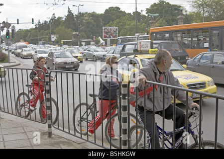 Drei Fahrer trotzen den Verkehr auf der belebten Gegend rund um Adler Brücke in Sofia der Hauptstadt Bulgariens. Stockfoto