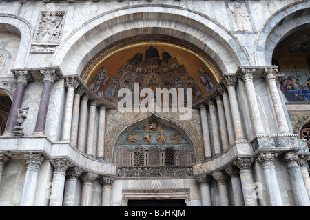 Mosaik über dem Portal des Sant'Alipio der Basilika San Marco, Venedig. Die Übersetzung des Körpers des Heiligen Markus Stockfoto