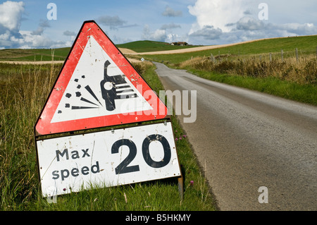 dh Straßenschild STRASSE UK verlieren Straßenabsplitterungen Warnschild 20 mph max Geschwindigkeit rotes Dreieck Stockfoto