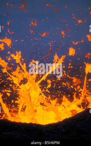 Spuckender Lava Kilauea East Rift Zone Eruption in der Nähe von Puu Oo Vent Hawaii Volcanoes National Park Insel von Hawaii Stockfoto