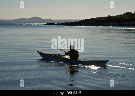 Dh Kajak WASSERSPORT UK Frau Kanutin paddeln Boot heraus zum Meer auf der Fife Küste Kanu/Kajak Stockfoto