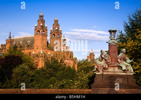 Kelvingrove Art Gallery and Museum von Kelvin Brücke, Glasgow, Schottland. Stockfoto