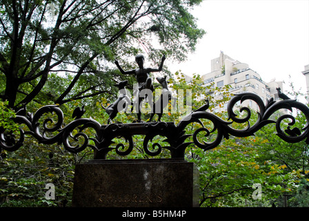 Eine Statue eines Kindes mit zwei Ziegen am Eingang der Kinderzoo im Central Park in New York Stockfoto