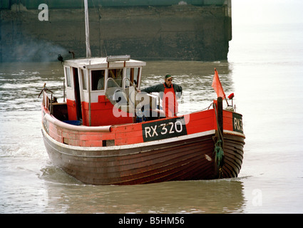 Angelboot/Fischerboot im Hafen. Stade, Hastings, East Sussex, England, UK. Stockfoto