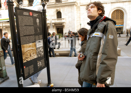 Touristen vor der New York Stock Exchange an Wand und breiten Straßen in Lower Manhattan Stockfoto