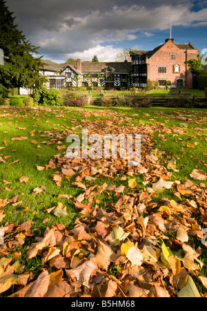 Herbst in Gawsworth Old Hall, Gawsworth, in der Nähe von Macclesfield, Cheshire, England, UK Stockfoto