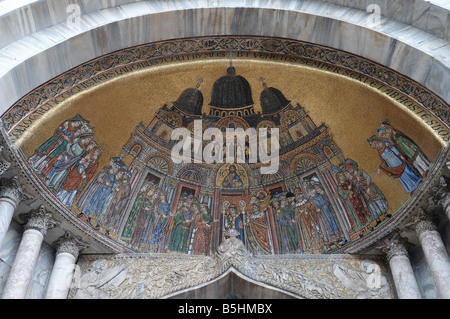 Mosaik über dem Portal des Sant'Alipio der Basilika San Marco, Venedig. Die Übersetzung des Körpers des Heiligen Markus. Stockfoto