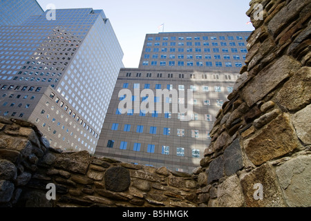 Reflexionen im Wolkenkratzer Irish Memorial in Manhattan New York City USA entnommen Stockfoto