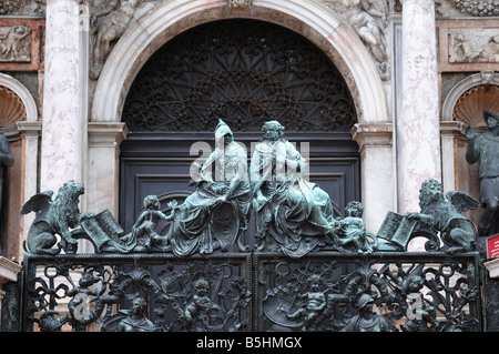 Bronze Figuren auf die Loggetta Tor San Marco Campanile, Bell Tower von Markus Platz in Venedig, Italien Stockfoto