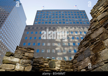 Reflexionen im Wolkenkratzer Irish Memorial in Manhattan New York City USA entnommen Stockfoto