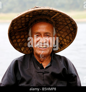 Chinesische Fischer am Ufer des Li-Fluss der Provinz Guangxi-China Stockfoto