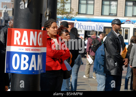 Hunderte von Anhängern rally in Harlem zur Unterstützung der demokratischen Kandidaten Barack Obama Stockfoto