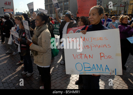 Hunderte von Anhängern rally in Harlem zur Unterstützung der demokratischen Kandidaten Barack Obama Stockfoto