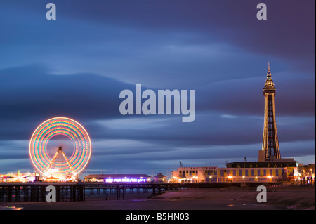 Das Riesenrad auf dem zentralen Pier und der Blackpool Tower, Blackpool, Lancashire, England, Vereinigtes Königreich. Stockfoto