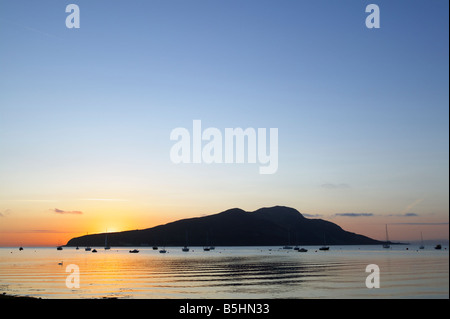 Holy Island vor der Isle of Arran, North Ayrshire, Schottland, Großbritannien. Gesehen über Lamlash Bay bei Sonnenaufgang. Stockfoto