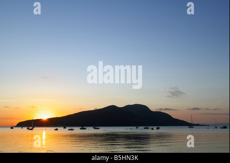 Holy Island vor der Isle of Arran, North Ayrshire, Schottland, Großbritannien. Gesehen über Lamlash Bay bei Sonnenaufgang. Stockfoto