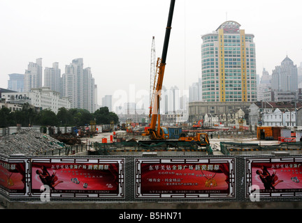 Baustelle eingezäunt durch Werbung Plakatwänden in Shanghai China Stockfoto