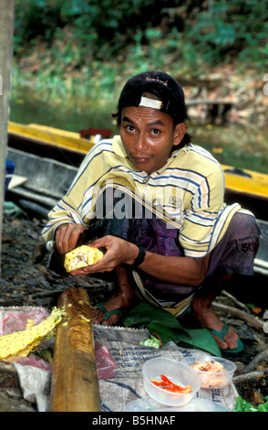 Mann bereitet Essen Sarawak Osten Borneo malaysia Stockfoto