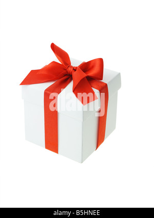Weißen Geschenkbox mit roter Schleife Band auf weiß Stockfoto