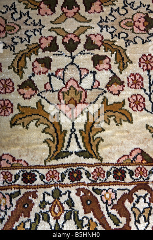 Detail von einem handgefertigten ägyptischen Seidenteppich Stockfoto