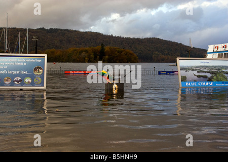 Überflutete Promenade am Lake Windermere Bowness Seenplatte UK Stockfoto