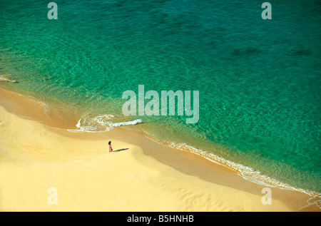 Eine junge Frau, die eine Maske, Schnorchel und Flossen Köpfe für klares Wasser in Makena Beach, Maui, Hawaii. Stockfoto