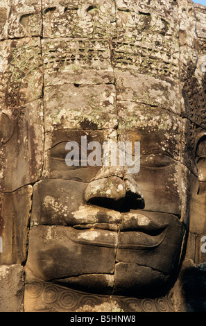 Riesigen geschnitzten Gesicht fängt frühen Morgenlicht am Bayon in Angkor Thom, Angkor Wat Tempel-Komplex Stockfoto