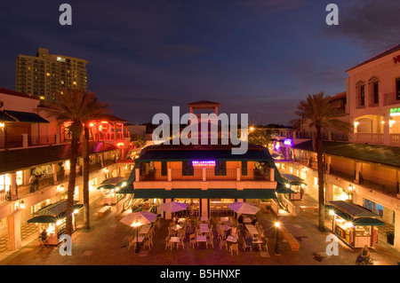 Vereinigte Staaten von Amerika Florida Miami Coconut Grove CocoWalk Bar in der Nacht Stockfoto