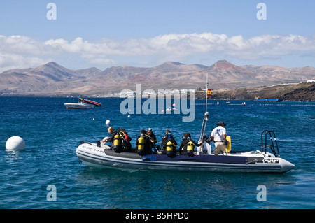 dh PUERTO DEL CARMEN LANZAROTE Urlauber Taucher auf Tauchboot zu starten Stockfoto