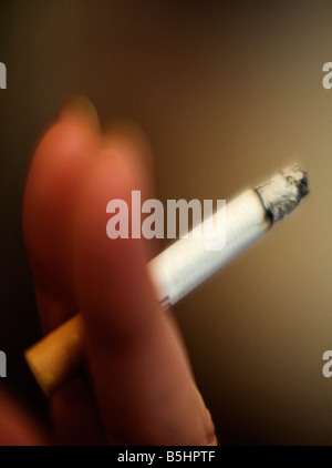Rauchen in einem restriktiven Fokus Bild Stockfoto