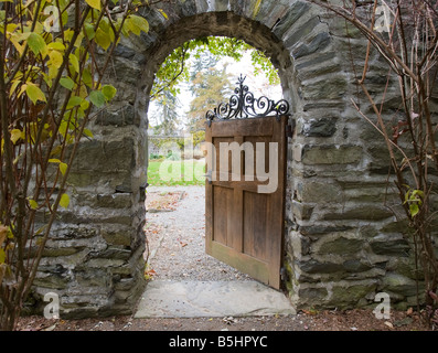 Offenen Tür führt zu einem Garten Stockfoto