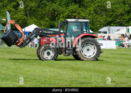 Massey Ferguson 5460 Traktor tragen ein Strohballen-Traktoren Stockfoto