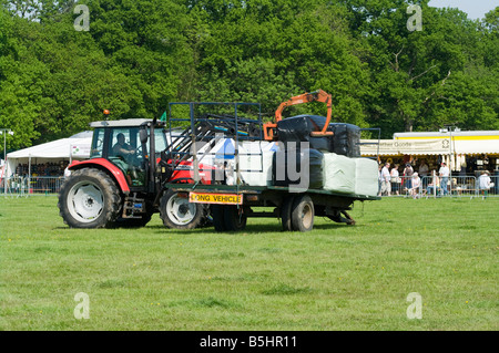 Massey Ferguson 5460 Ballen Stroh laden Traktor auf einen Anhänger an die Cowpie Rallye Betchworth Surrey Traktoren Stockfoto