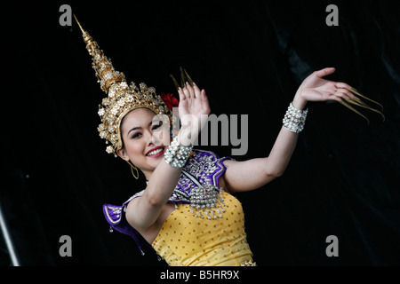 Traditionelle Thai Tänzerinnen auf dem Greenwich Parks Thai Festival, London. Stockfoto