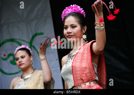 Traditionelle Thai Tänzerinnen auf dem Greenwich Parks Thai Festival, London. Stockfoto