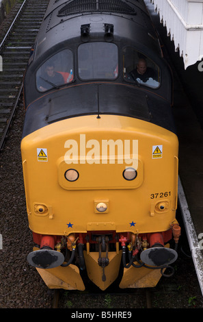 Klasse 37 Diesellok betrieben von DRS löschen Spuren von Laub auf den Ipswich, Nebenbahn Lowestoft, Suffolk, UK Stockfoto