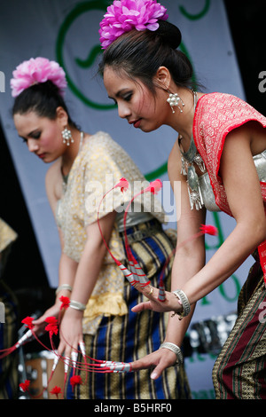 Traditionelle Thai Tänzerinnen auf Greenwich Parks Thai Festival, London. Stockfoto