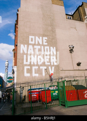 Banksy' eine Nation unter CCTV' Kunstwerk auf dem Gelände der Royal Mail sorting Office (inzwischen abgerissen), Newman Street London W1 England Großbritannien Stockfoto