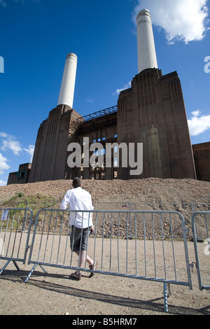 Eine Person nachschlagen in Battersea Power Station Stockfoto