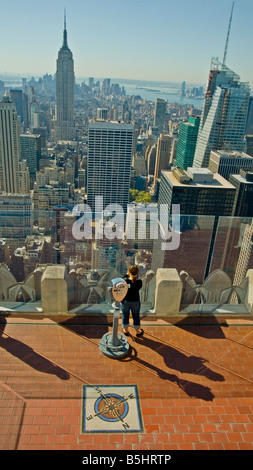 Tourist Fotos Manhattan von außen Aussichtsplattform an der Spitze des Rockefeller Center in New York. Stockfoto