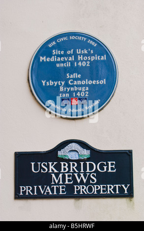 Blaue Plakette zeigt Website des mittelalterlichen Hospitals im ländlichen Markt Stadt der Usk Monmouthshire South Wales UK Stockfoto