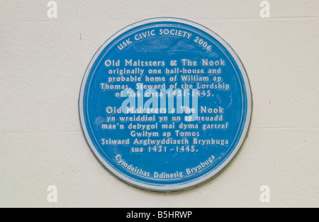 Blaue Tafel zeigen Website des mittelalterlichen Hauses in der ländlichen Marktgemeinde Usk Monmouthshire South Wales UK Stockfoto