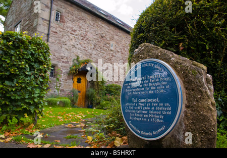 Blaue Plakette zeigt Standort der mittelalterlichen Häuser in den ländlichen Marktstadt Usk Monmouthshire South.Wales UK Stockfoto