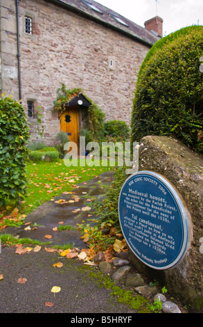 Blaue Plakette zeigt Standort der mittelalterlichen Häuser in den ländlichen Marktstadt Usk Monmouthshire South.Wales UK Stockfoto